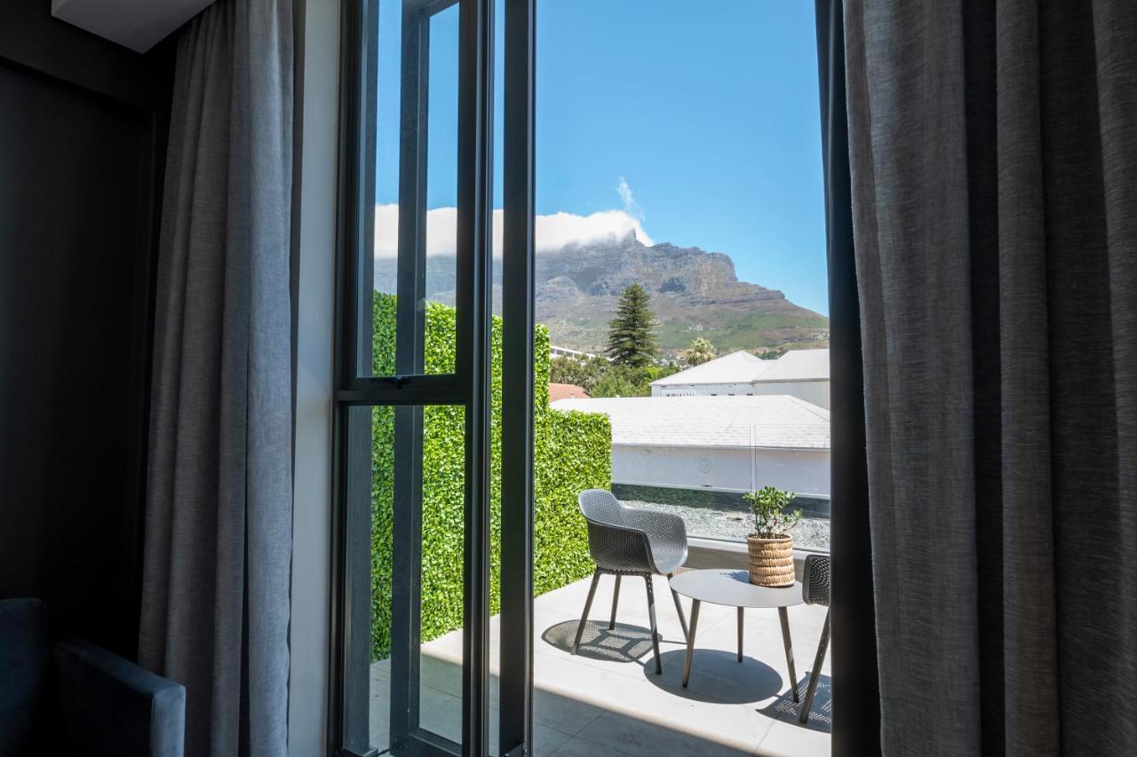 Kloof Street - Lion Roars & Hotel