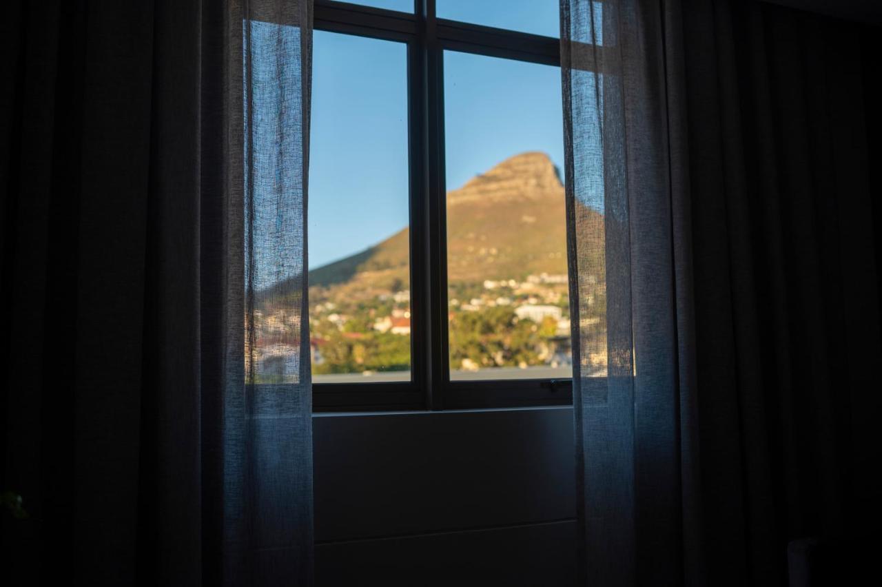 Kloof Street - Lion Roars & Hotel