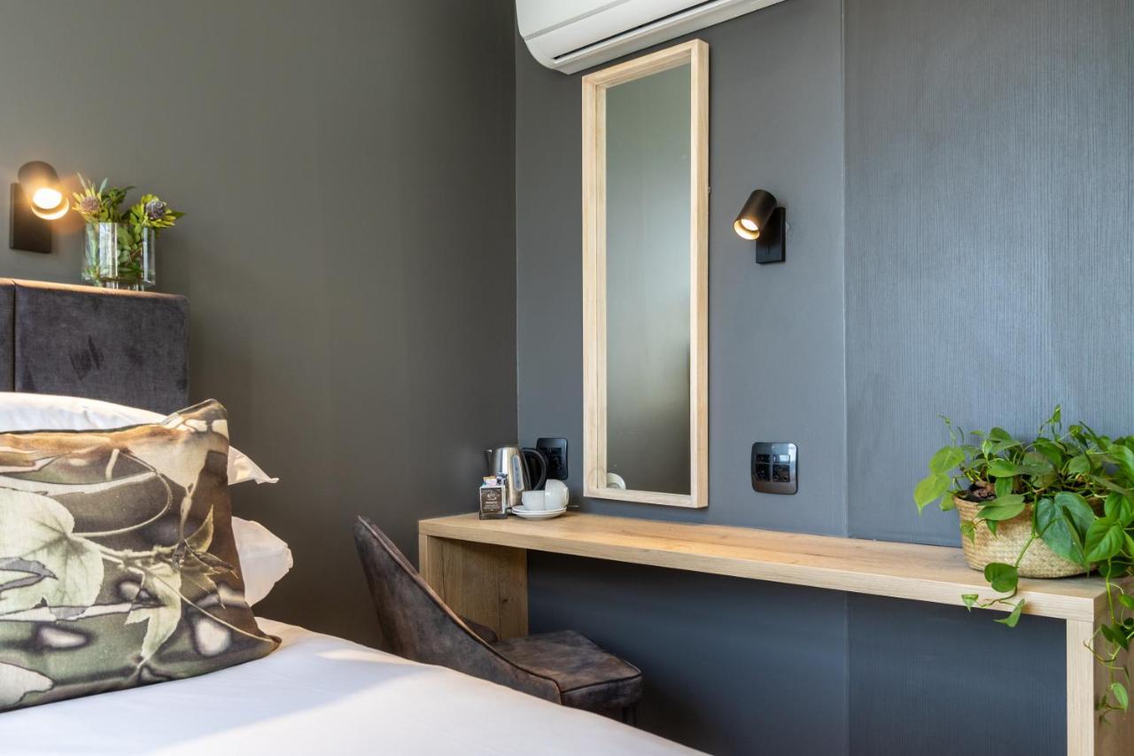 Kloof Street - Lion Roars & Hotel